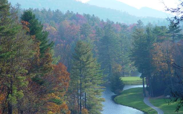 Hampton Inn & Suites Cashiers Sapphire Valley