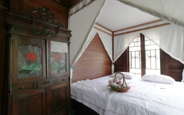 NILA HOUSE, Sharia Family Home Stay by ZUZU