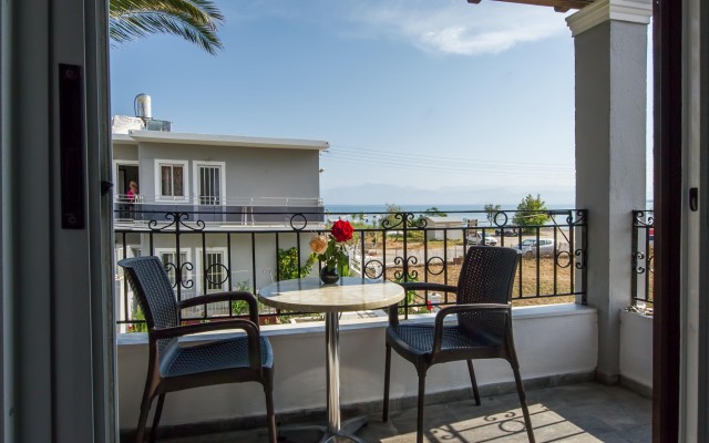 Makis Studios & Apartments