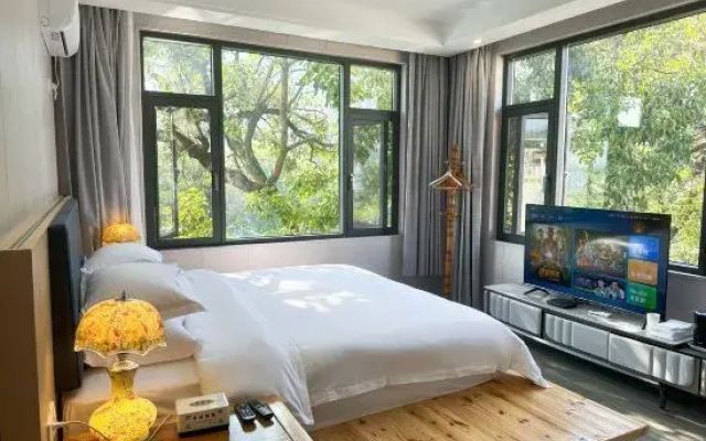 Yangshuo Banxian Bieyuan Homestay (Yulonghe Bamboo Rafting Yulongqiao Wharf Branch)