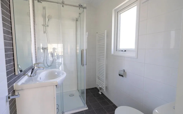 Comfortable Chalet With Microwave, Near Efteling