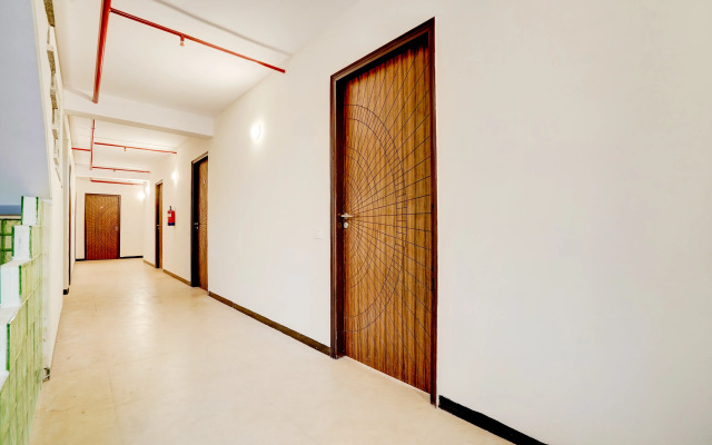 Super Townhouse Preet Vihar Metro Station