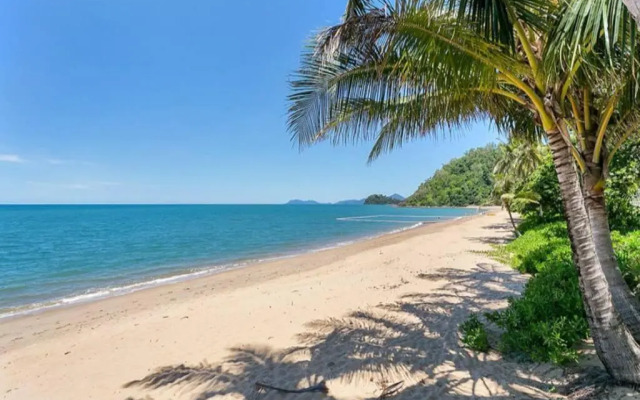 The Beach House 3BR Waterfront Apartment, Own WIFI