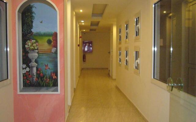 Royal Rose Studios & Apartments