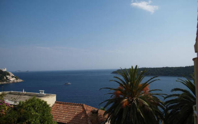 Two Palm Trees Apartment