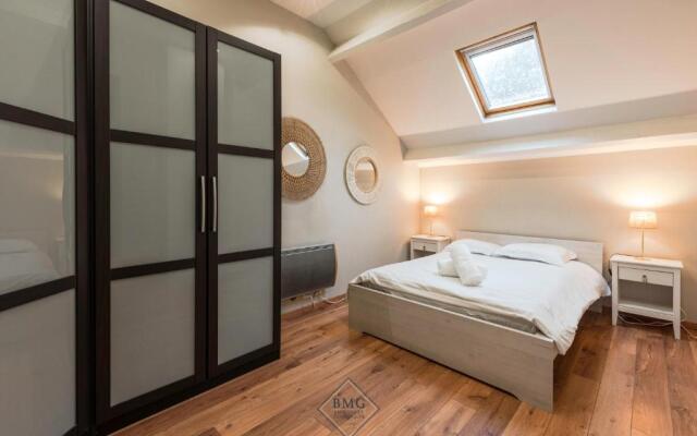 Pool house in Disneyland BMYGUEST