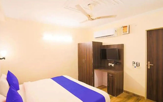 Fabhotel Lazeeno