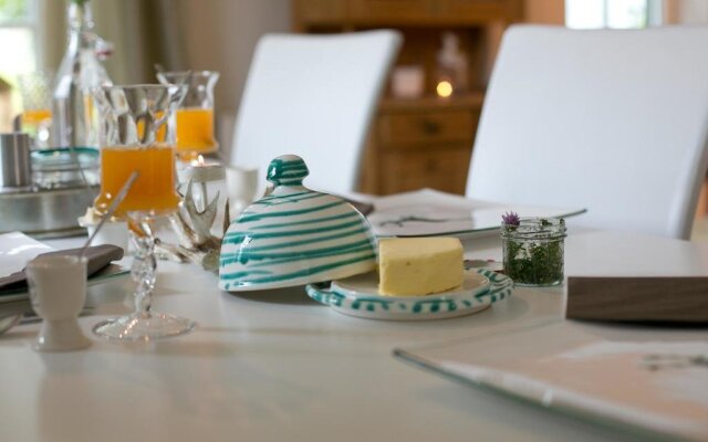 Holidaysun, Chalet Foresthouse, Detached Villa, 1000 qm garden, mountainview, whirlpool, BBQ&bikes&sunbeds for free