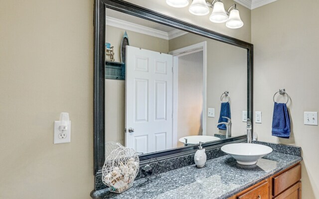 Lakefront Camdenton Condo: Grill & Community Pool