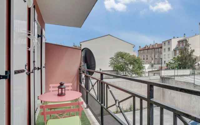Chic apart with parking near Paris