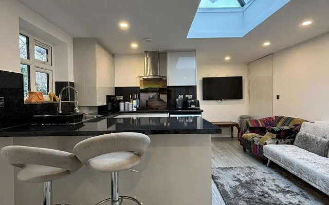 Cozy 2 Bed Property in High Wycombe Tn