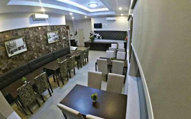 Front One Boutique Brani Solo