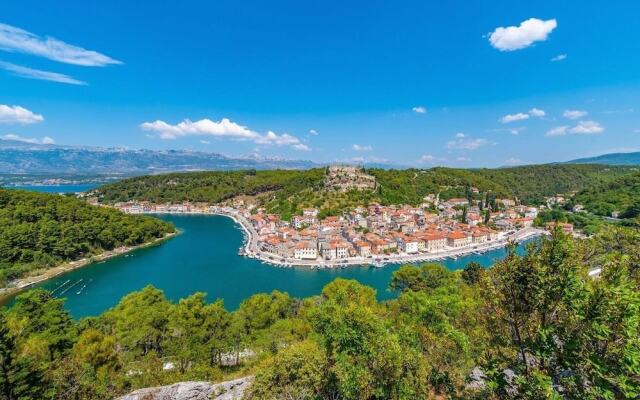 Luce - Pool and View - A1