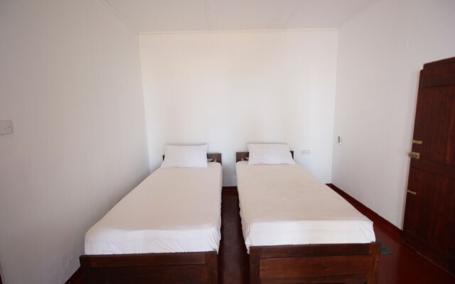 Lankahuts Beach Bungalows