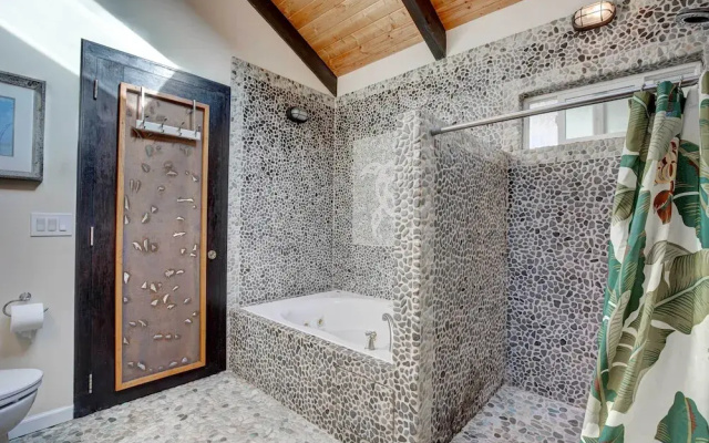 Kailua-kona House w/ Balcony & Ocean Views!