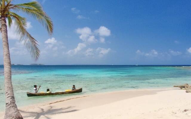 Private Ocean-Front Cabin with private bathroom on San Blas Island