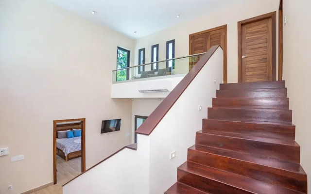 West Bay Breeze 3 Bedroom Home by RedAwning