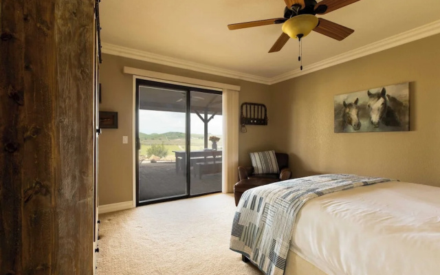 4.5 Acre Secluded Ranch w/ Panoramic Views Fire Pit Olive Ranch by Avantstay