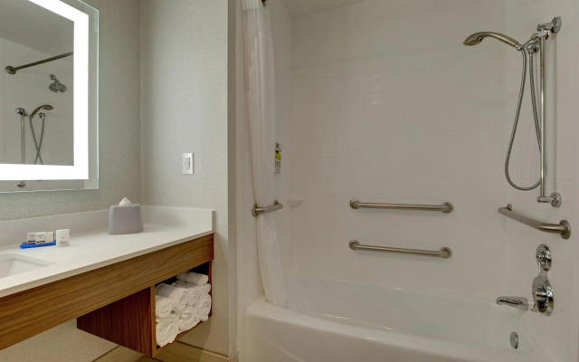 Holiday Inn Express Hotel and Suites Nashville-Opryland by IHG