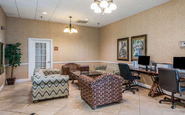 Clarion Inn & Suites Central Clearwater Beach