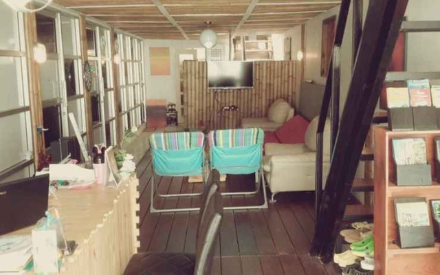 Zone 6 Co-working Beach Apartment