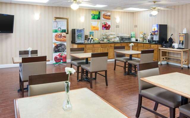 Quality Inn Magnolia