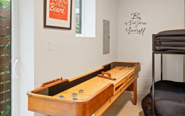 Chic 4-bedroom Haven Designer s Dream Home