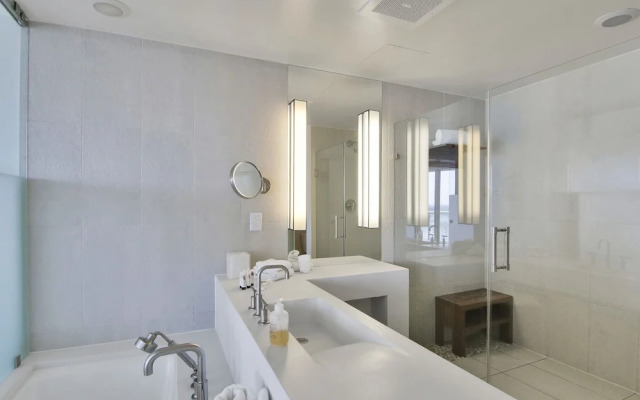 Sapphire Suite Beachfront, Gym + Pool!