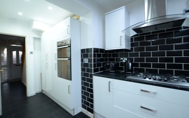 Alluring Holiday Home in Coventry with Garden