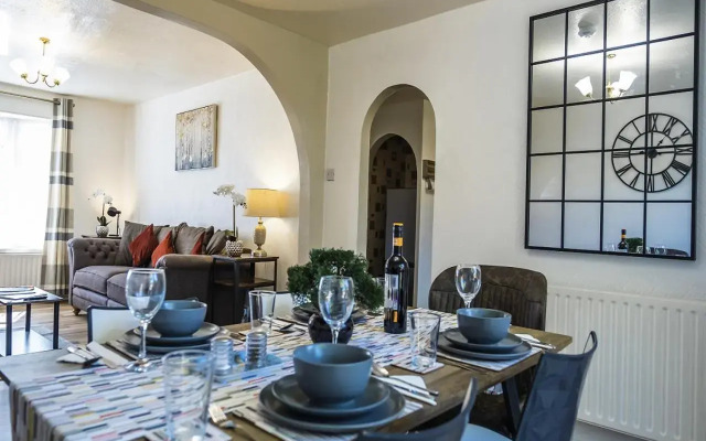 Central Three Bedroom House with Garden
