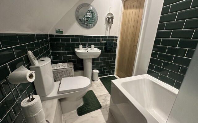 Charming 3-bed Home Minutes From City Centre