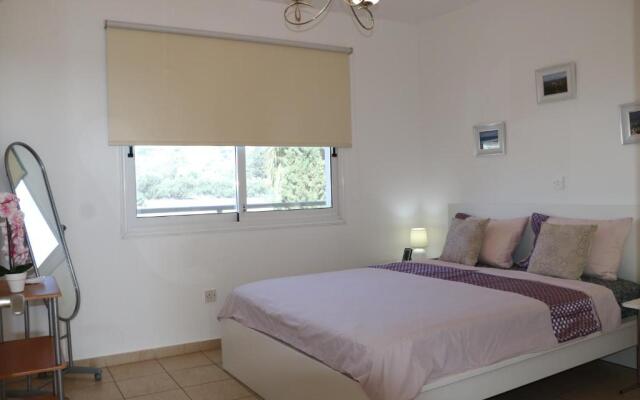 Sunset apartment with pool & 10 mins to Venus beach