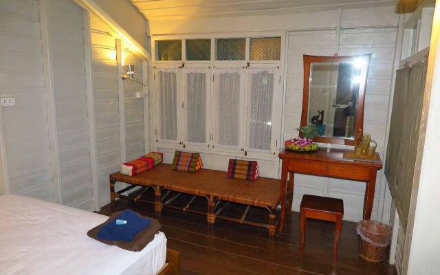 Siri Suvan at Rambuttri Guest House