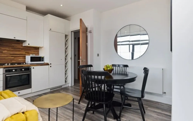 The Harlesden Classic - Lovely 2BDR Flat with Balcony