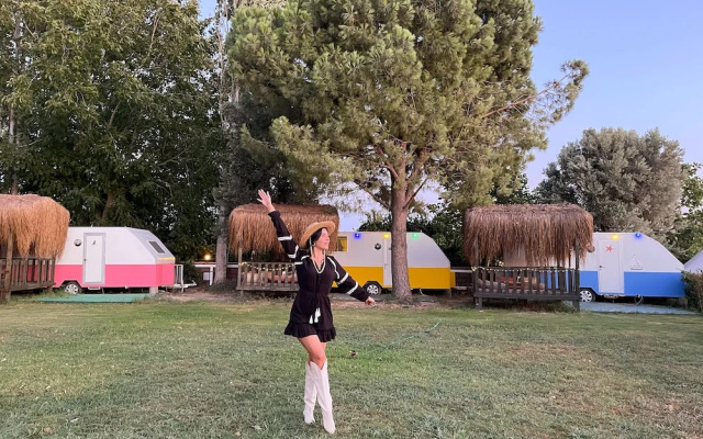 Mona Glamping Caravan Suites