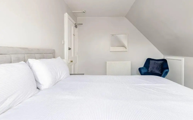 Stunning 5 Bedroom Large Apartment With Parking
