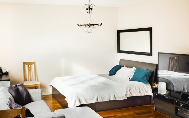 Comfortable Studio Apartment - Midsommarkransen