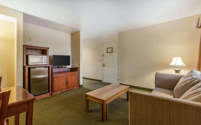 Econo Lodge Inn & Suites Riverside - Corona