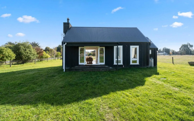 Te Whare Hipi - Martinborough Holiday Home