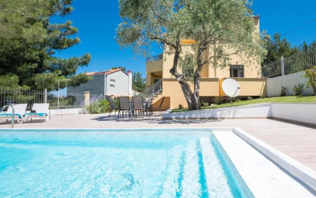 Louloudis Pool Villa
