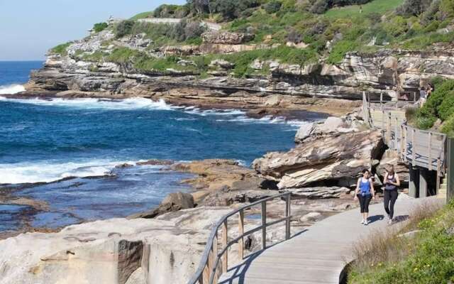 Coogee Beach With AC Close To Beach And City