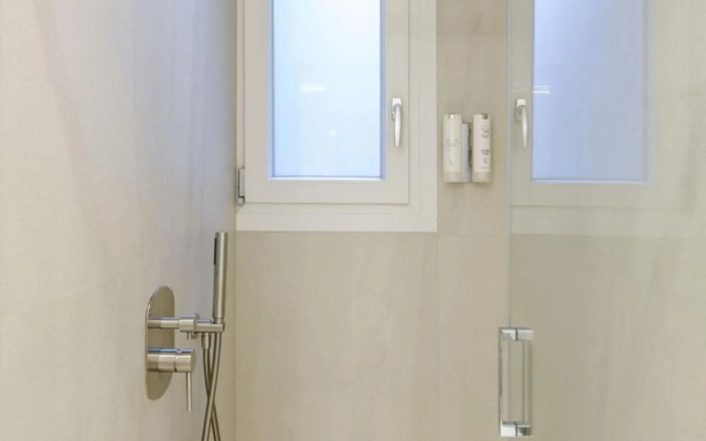 Sun-Splashed 2-BDR Corner Apartment with Hillside views!