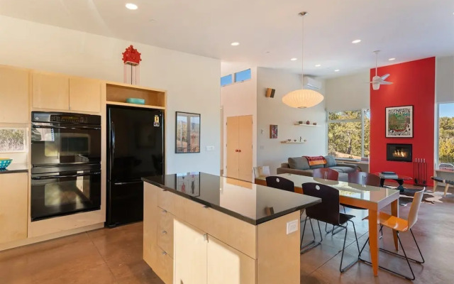 Butterfly House - Spectacular Modern Design and Mountain Views