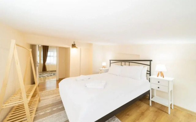 Spacious and Central Apartment near Lara Beach in Muratpasa, Antalya