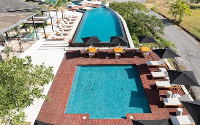 Ourfriends Condo by Acomodo