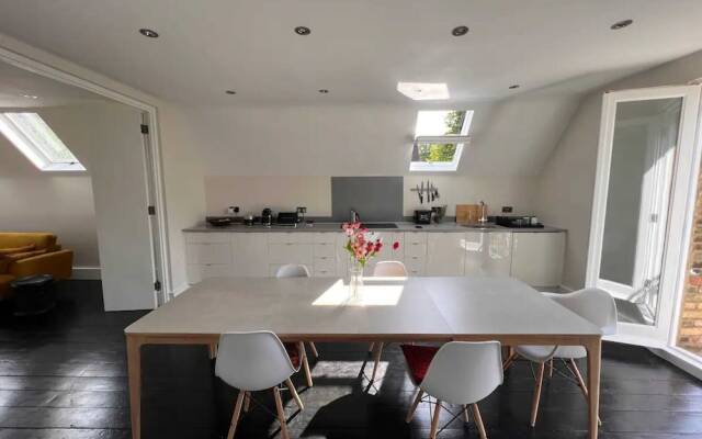 Stylish 1 Bedroom Top Floor Apartment in Highgate