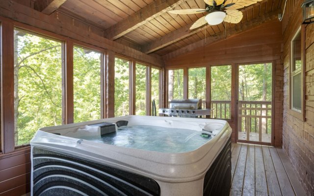 Dudley IV by AvantStay Cosy Cabin w Hot Tub Sweeping Views