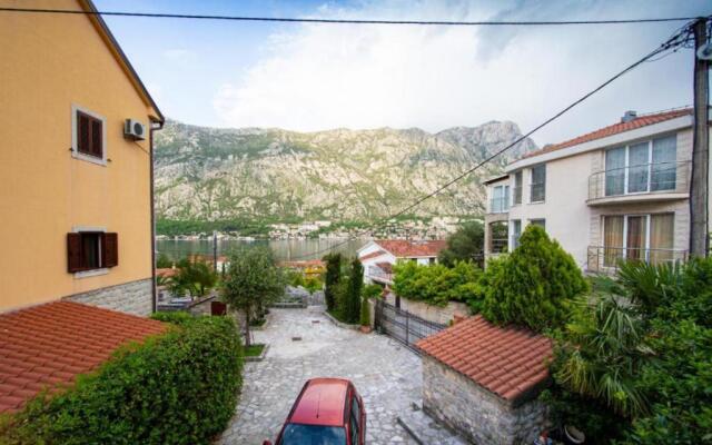 Cozy Studio with Shared Pool in Prčanj Montenegro