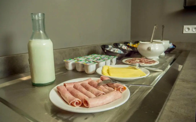 Отель Logis Hôtel Uzès Pont du Gard