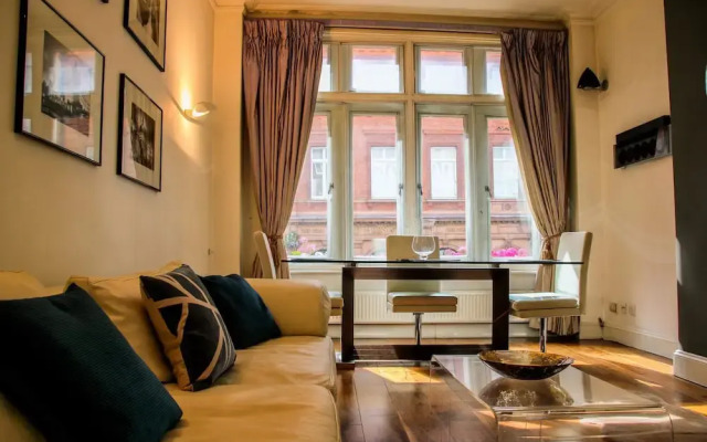 Suitely Trafalgar Square Luxury Apartment